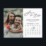 Minimalistische Zwarte Moderne Scriptie Foto Save  Aankondigingskaart<br><div class="desc">Minimalistische zwarte moderne 'Save the Date'-aankondiging met aangepaste kalender en een mooie foto. Laat je familie,  vrienden en collega's weten dat je een datum hebt vastgesteld voor je trouwfeest met deze elegante kaart.</div>