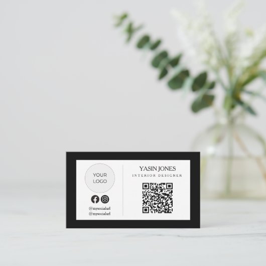 Minimalistische zwarte QR-code Sociaal Logo Visite Visitekaartje (Staand voorkant)