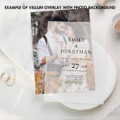 Minimalistische zwarte tekst overlay bruiloft vellum uitnodigingen