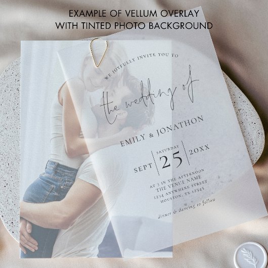 Minimalistische zwarte tekst overlay bruiloft vellum uitnodigingen