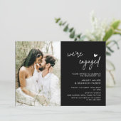 Minimalistische Zwarte We're Engaged Foto Uitnodig Kaart (Staand voorkant)