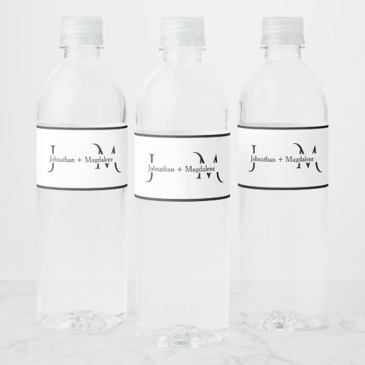Minimalistische zwarte & witte monogram trouwlabel waterfles etiket (Flessen)