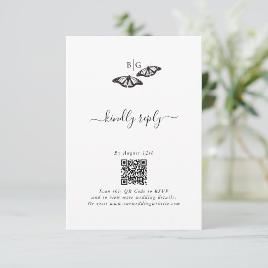 Minimalistische zwarte witte vlinder monogram brui RSVP kaartje (Staand voorkant)