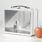 Minimalistisches Osterei auf modernem Podest (In situ)