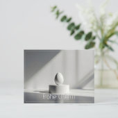 Minimalistisches Osterei auf modernem Podest Briefkaart (Staand voorkant)