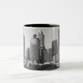 Minneapolis Skyline in daglicht Tweekleurige Koffiemok (Center)