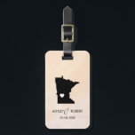 Minnesota kaart bruiloft Bagagelabel, de naam van Bagagelabel<br><div class="desc">Deze staatsbagagelabels maken de perfecte trouwcadeautjes labels of welkome tas labels. Stropdas het aan je cadeau in plaats van een typisch label voor papieren cadeaus, en ze kunnen het nog maanden en jaren gebruiken. Labels hebben een perzikabrikozenachtergrond. Om het hart bij de trouwplaats te plaatsen, gebruik de "pas verder"optie aan....</div>