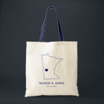 Minnesota Kaart Bruiloft Welkomsttas Tas, Marine Tote Bag<br><div class="desc">Een welkome cadeautas van een bruiloft met kaart-afbeelding. Je gasten zullen graag in hun hotel kijken en dit tas vinden vol met behandelingen die op hen wachten. U kunt het hart op de locatie van uw grote dag plaatsen met behulp van de functie "Pas verder aan".</div>