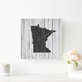 Minnesota Rustic Black and White Wood Panel Farm Vierkante Klok (Huis)