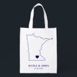 Minnesota Wedding Welcome Bag Navy Tas met Kaart Boodschappentas<br><div class="desc">Een welkome cadeautas van een bruiloft met kaart-afbeelding. Je gasten zullen graag in hun hotel kijken en dit tas vinden vol met behandelingen die op hen wachten. U kunt het hart op de locatie van uw grote dag plaatsen met behulp van de functie "Pas verder aan".</div>