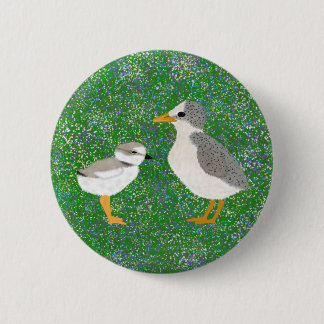 Minst Tern en Pipy Plover Chick in Wildbloemen Ronde Button 5,7 Cm