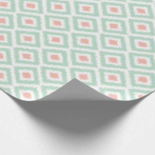 Mint Coral Diamonds Ikat Pattern Cadeaupapier (Hoek)