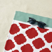 Mint Coral Quatrefoil Custom Monogram Strandlaken (In situ)