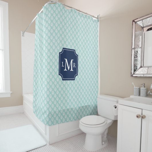 Mint Coral Reef Pattern en Blue Monogram Douchegordijn (In situ)
