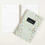Mint en Gold Glitter Stippen Jaar en naambord Planner<br><div class="desc">Begin je jaar aan de rechterkant met deze gepersonaliseerde en gekke week- en maandplanner met een patroon van faux goudglitter-stippen op een bleke minty aqua achtergrond. Vergeet niet het front aan te passen met het jaar en de naam van je keuze!</div>