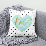 Mint en Gold Waterverf "Love" Kussen<br><div class="desc">Het rendy script typografie design met het woord "liefde" op bedrukt goud boven een waterverf-hart van de munt en een zwart-wit driehoekig handgeschilderd patroon.</div>