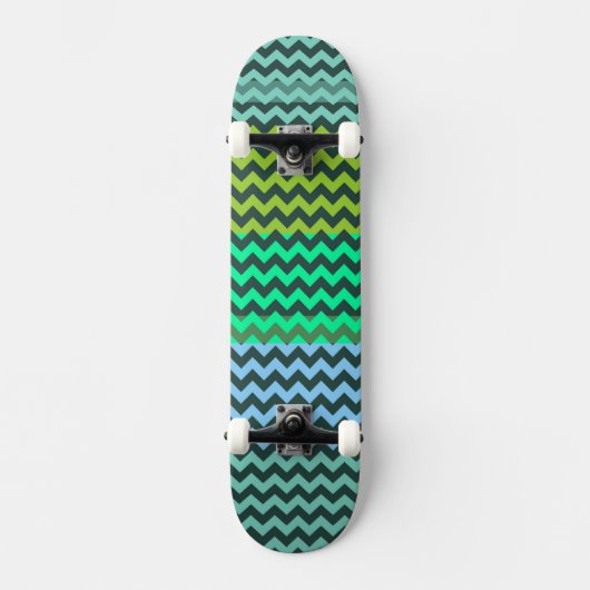 Mint en groen Chevron Zigzag Stripe Pattern Persoonlijk Skateboard (Voorkant)
