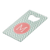 Mint en koraal Chevrons met aangepast monogram Creditkaart Flessenopener (Voorkant Gekanteld)