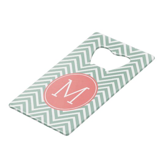 Mint en koraal Chevrons met aangepast monogram Creditkaart Flessenopener (Voorkant Gekanteld)