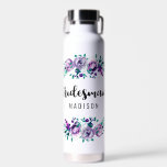 Mint en Paarse Floral Wreath Weddenschap Bridesmai Waterfles<br><div class="desc">Mint & Paarse Floral Wreath Waterverf Wedding Personalized Bridesmaid Mason Jar Mok met  roos en bloemen en leuk modern Borstellettertype. Bekijk mijn winkel voor dit ontwerp de volledige trouwsuite!</div>