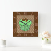 Mint-Frosted Chocolate Cupcake, Fractal Background Vierkante Klok (Huis)