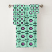Mint green and purple geometric mandala pattern  bad handdoek (Insitu)