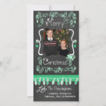 Mint Green Chalkboard Merry-kerstfotokaart Feestdagenkaart<br><div class="desc">Vrolijk kerstfeestelijke fotokaarten met een krijtborduiterlijk,  veel groene munten en tekst die Merry Kerstmis leest,  een reeks kleurrijke boomlichten in munt- en groene,  munt- en groene hangende ornamenten,  en gebieden die je kunt aanpassen aan deze prachtige en heldere vakantiefoto-kaarten met je foto en namen!</div>