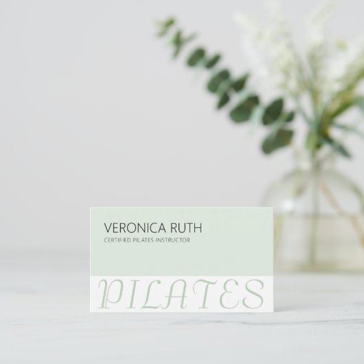 Mint Green Elegant Minimalistische Pilates QR-code Visitekaartje (Staand voorkant)
