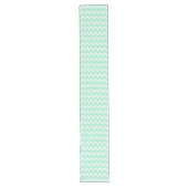 Mint Green en White Chevron Pattern Lange Tafelloper (Voorkant)