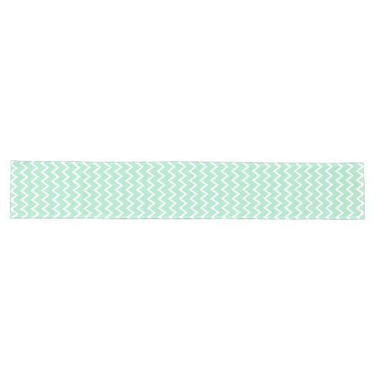 Mint Green en White Chevron Pattern Lange Tafelloper (Horizontaal)