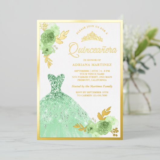 Mint Green Floral Sparkle Dress Quinceanera Gold Folie Uitnodiging (Staand Voorkant)