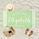 Mint Green Girls Weekend Persoonlijke naam Strandlaken<br><div class="desc">Een speciaal ontwerp voor een vakantieganter voor meisjes in het weekend is voorzien van een aangepaste voornaam in een modern script dat is opgesteld door kustlijnen,  met aangepaste tekst voor deze gelegenheid. De groene achtergrondkleur van de munt kan worden gewijzigd. Ga naar onze winkel voor andere kleurenopties.</div>