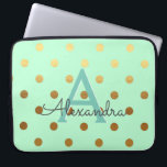 Mint Green & Gold Folie Polka Dots Monogram Laptop Sleeve<br><div class="desc">Mint Green en Gold Foil Polka Dots Elegant Monogram Hoesje. Dit hoesje kan worden aangepast om uw initiaal en voornaam op te nemen.</div>