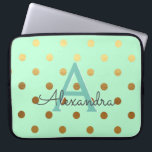 Mint Green & Gold Folie Polka Dots Monogram Laptop Sleeve<br><div class="desc">Mint Green en Gold Foil Polka Dots Elegant Monogram Hoesje. Dit hoesje kan worden aangepast om uw initiaal en voornaam op te nemen.</div>