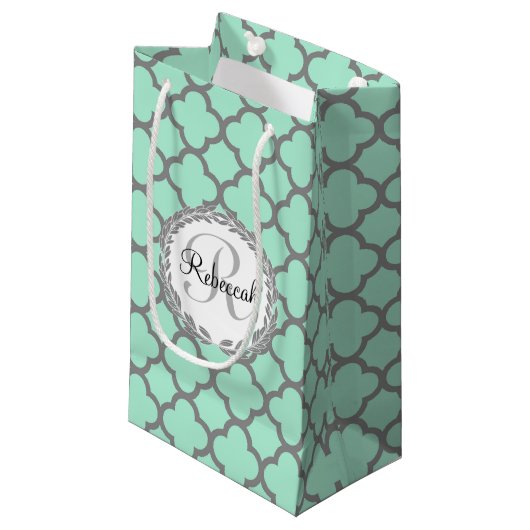 Mint Green Grey Quatrefoil Name Monogramed Laurel Klein Cadeauzakje (Voorkant Gekanteld)
