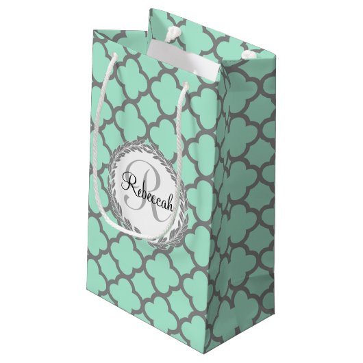 Mint Green Grey Quatrefoil Name Monogramed Laurel Klein Cadeauzakje (Achterkant Gekanteld)