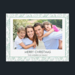 Mint Green Leaf Pattern Simple Merry Christmas Feestdagenkaart<br><div class="desc">Mint Green Leaf Pattern Eenvoudige Vrolijke Kerstvakantie Fotokaart. Het afbeelding en de familienaam kunnen worden vervangen op deze eenvoudige en elegante Pastel Greenery Christmas Photo Card.</div>