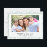 Mint Green Leaf Pattern Simple Merry Christmas Feestdagenkaart<br><div class="desc">Mint Green Leaf Pattern Eenvoudige Vrolijke Kerstvakantie Fotokaart. Het afbeelding en de familienaam kunnen worden vervangen op deze eenvoudige en elegante Pastel Greenery Christmas Photo Card.</div>