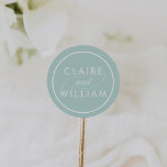Mint Green Personalized Wedding Ronde Sticker<br><div class="desc">Onze gepersonaliseerde trouwstickers in luie,  bleke munt groen zijn een perfecte afwerking op uw uitnodigingen,  gunsten en dankbare kaarten. Het ontwerp kenmerkt de namen van het paar in scherpe witte letters op een pastelgroene achtergrond van het zeelieden met "en"in decoratief kalligrafiekmanuscript.</div>