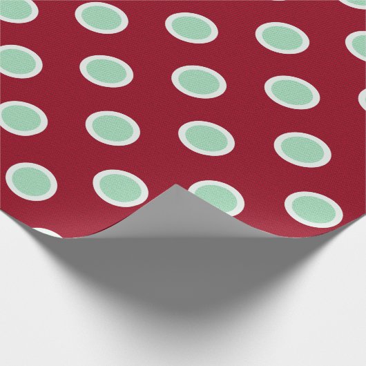 Mint Green Polka Dots over maroon kerstpapier Cadeaupapier (Hoek)