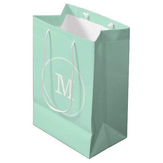 Mint Green Sjabloon White Monogram Elegant Modern Medium Cadeauzakje (Voorkant Gekanteld)