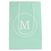 Mint Green Sjabloon White Monogram Elegant Modern Medium Cadeauzakje (Achterkant)