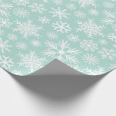 Mint Green White Snowflakes Cadeaupapier (Hoek)