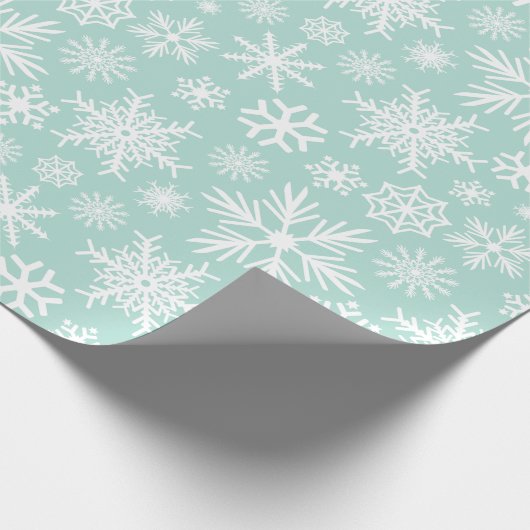 Mint Green White Snowflakes Cadeaupapier (Hoek)