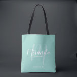 Mint Groen Modern Script Gepersonaliseerde bruidsm Tote Bag<br><div class="desc">Voeg een persoonlijk tintje toe aan uw bruiloft met gepersonaliseerde bruidsmeisjes cadeau canvas tas. Deze canvas tas heeft de naam van een gepersonaliseerde bruidsmeisje in een witte, moderne scriptlettertypestijl en een monogram in een lichtgroene, moderne scriptlettertypestijl als achtergrond met titel en trouwdatum in een witte, moderne sans serif-lettertypestijl op een...</div>