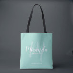 Mint Groen Modern Script Gepersonaliseerde bruidsm Tote Bag<br><div class="desc">Voeg een persoonlijk tintje toe aan uw bruiloft met gepersonaliseerde bruidsmeisjes cadeau canvas tas. Deze canvas tas heeft de naam van een gepersonaliseerde bruidsmeisje in een witte, moderne scriptlettertypestijl en een monogram in een lichtgroene, moderne scriptlettertypestijl als achtergrond met titel en trouwdatum in een witte, moderne sans serif-lettertypestijl op een...</div>