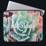 Mint Groene Cactus Succulent Fotobloesem Script Laptop Sleeve<br><div class="desc">Cactussen gedijen onder de zwaarste woestijnomstandigheden. Omarm de kracht in deze prachtige roze-tipped, mintgroene, bloeiende cactus foto wanneer u deze unieke, fotografie neopreen laptop sleeve gebruikt. Dit sleeve wordt geleverd in drie maten: 15", 13" en 10". Maakt een geweldig cadeau voor iemand speciaal! U kunt deze neopreen laptophoes eenvoudig personaliseren...</div>