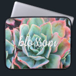 Mint Groene Cactus Succulent Fotobloesem Script Laptop Sleeve<br><div class="desc">Cactussen gedijen onder de zwaarste woestijnomstandigheden. Omarm de kracht in deze prachtige roze-tipped, mintgroene, bloeiende cactus foto wanneer u deze unieke, fotografie neopreen laptop sleeve gebruikt. Dit sleeve wordt geleverd in drie maten: 15", 13" en 10". Maakt een geweldig cadeau voor iemand speciaal! U kunt deze neopreen laptophoes eenvoudig personaliseren...</div>