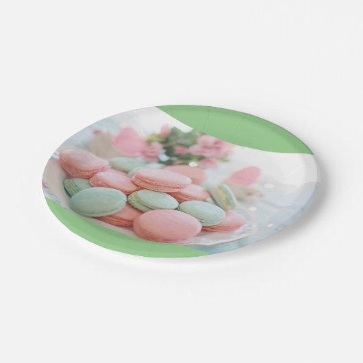 Mint groene en roze macarons papieren bordje (Gekanteld)