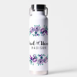 Mint & Paarse Bloemenkrans Bruiloft Maid of Honor Waterfles<br><div class="desc">Mint & Paarse Bloemenkrans Waterverf Bruiloft Gepersonaliseerde Maid of Honor Mason Jar Mok met  roos en bloemen en leuk modern Brush Font. Check mijn winkel om de hele bruidssuite te zien voor dit ontwerp!</div>